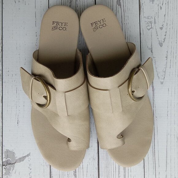 Frye and Co Quincey Toe Loop Sandals Sz 8.5 Taupe Low Wedge Buckle Strap Comfort - Picture 2 of 12